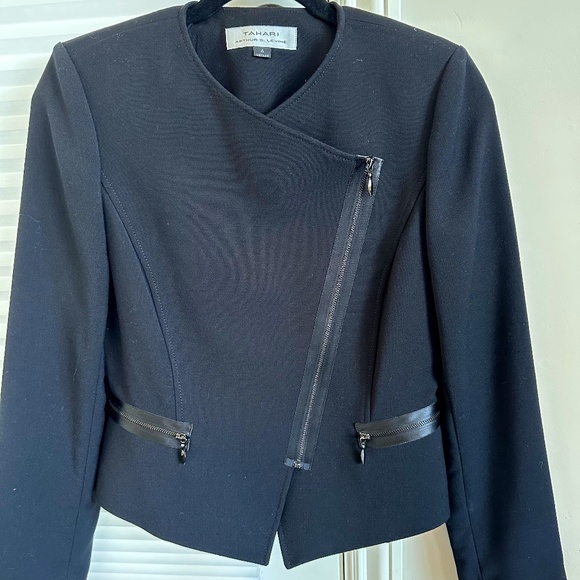 TAHARI Asymmetrical zipper jacket - Picture 1 of 12